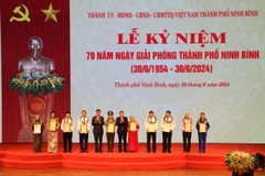 Trao tặng danh hiệu "Công dân thành phố Ninh Bình tiêu biểu" cho 10 cá nhân có thành tích xuất sắc. (Ảnh: Thùy Dung/TTXVN)
