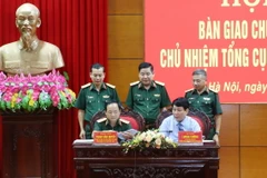 Đại tướng Lương Cường và Thượng tướng Trịnh Văn Quyết ký biên bản bàn giao (Ảnh: Hồng Pha/TTXVN phát)