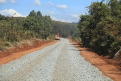 Thi công tuyến đường vào xã vùng sâu Đắk Ngo, xã vùng sâu khó khăn bậc nhất tỉnh Đắk Nông với hơn 70% dân số là đồng bào dân tộc thiểu số. (Ảnh: Minh Hưng/TTXVN)