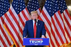 Cựu Tổng thống Mỹ Donald Trump phát biểu họp báo tại New York. (Ảnh: AFP/TTXVN)