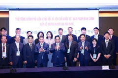 Thủ tướng Phạm Minh Chính với những người bạn Hàn Quốc. (Ảnh: Dương Giang/TTXVN)