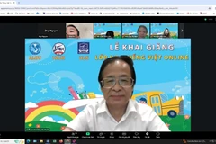 Phó Giáo sư-Tiến sỹ Nguyễn Lân Trung, Chủ tịch Hội Ngôn ngữ học Việt Nam, tác giả biên soạn giáo trình dạy tiếng Việt cho người Việt ở nước ngoài, chia sẻ kinh nghiệm dạy và học tiếng Việt tại lễ khai giảng. (Ảnh: Minh Hợp/TTXVN)