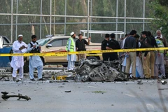 Cảnh sát điều tra tại hiện trường một vụ đánh bom ở Peshawar , Pakistan. (Ảnh: AFP/TTXVN)