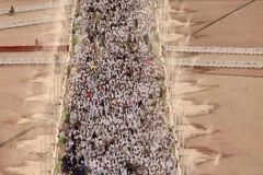 Các tín đồ Hồi giáo tới dự một nghi thức trong lễ hành hương Hajj ở thung lũng Mina, Saudi Arabia. (Ảnh: news.abs-cbn.com/TTXVN)