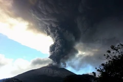 Núi lửa ở El Salvador trở lại với cột tro bụi hơn 5.000m