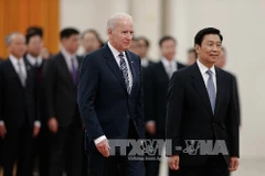 Phó Chủ tịch Trung Quốc Lý Nguyên Triều tiếp Phó Tổng thống Mỹ Joe Biden trong chuyến thăm của ông Biden tới Trung Quốc tháng 12/2013 (Nguồn: TTXVN)