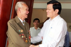 Chủ tịch nước thăm các gia đình chiến sỹ Điện Biên