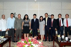 Đoàn đại biểu cấp cao Trung ương Đoàn thanh niên cộng sản Cuba trong chuyến thăm và làm việc tại Thành phố Hồ Chí Minh. (Ảnh: Thanh Vũ/TTXVN)