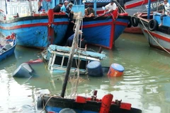 Tàu cá của ngư dân Việt Nam bị tàu lạ đâm vỡ làm đôi