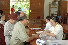 Cách chức một Phó Chủ tịch phường ăn chặn lương hưu