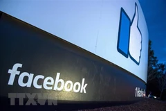 Biểu tượng Facebook tại trụ sở ở Menlo Park, California, Mỹ. (Ảnh: AFP/TTXVN)