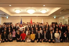 Các đại biểu chụp ảnh lưu niệm. (Ảnh: Hồng Hà/Vietnam+)