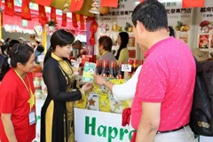 Các gian hàng của Việt Nam luôn tấp nập khách tham quan, mua sắm. (Ảnh: Xuân Tuấn/Vietnam+)