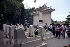 Khu mộ 10 nữ thanh niên xung phong không khi nào ngớt khói hương. (Ảnh: Thanh Hà/TTXVN) 