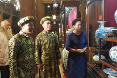 Lãnh đạo Bộ Văn hóa Thể thao và Du lịch tham quan khu vực trưng bày. (Ảnh: Đinh Thuận/TTXVN)