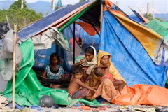 Người Rohingya tại trại tị nạn ở biên giới Myanmar-Bangladesh, gần thị trấn Maungsaw, bang Rakhine ngày 12/11/2017. (Nguồn: AFP/TTXVN) 