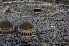 Các tín đồ Hồi giáo cầu nguyện tại Thánh địa Mecca. (Nguồn: AP) 