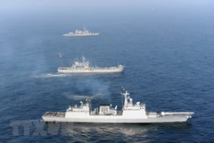 Tàu khu trục Hàn Quốc Dae Jo Young (phía dưới). (Nguồn: AFP/TTXVN)