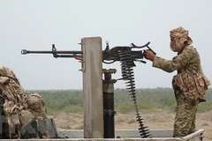 Lực lượng ủng hộ Chính phủ Yemen làm nhiệm vụ tại khu vực gần thành phố Al Jah, tỉnh Hodeida ngày 7/6. (Nguồn: AFP/TTXVN)