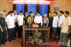 Lãnh đạo tỉnh Bắc Ninh tham quan hiện vật trại giam Phú Quốc tại Hội thảo khoa học về thành tích của liệt sỹ Nguyễn Đình Xô. (Nguồn: Bacninh.gov.vn)