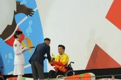 Vận động viên Nguyễn Thành Trung nhận huy chương vàng. (Ảnh: Đỗ Quyên/Vietnam+) 