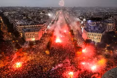 Người dân mừng chiến thắng của đội tuyển Pháp tại World Cup 2018 ở đại lộ Champs Elysées, thủ đô Paris, Pháp ngày 15/7. (Ảnh: AFP/ TTXVN)