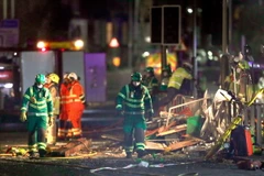 Lực lượng cứu hộ làm nhiệm vụ tại hiện trường vụ nổ ở Leicester ngày 25/2. (Nguồn: PA/ TTXVN)