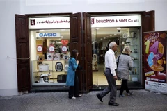 Khách du lịch mua sắm tại một cửa hàng ở thủ đô Manama, Bahrain. (Ảnh: AFP/TTXVN)