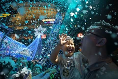 Trang trí chào đón lễ Giáng Sinh tại Singapore. (Ảnh: THX/TTXVN)