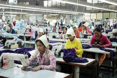 Dây chuyền may mặc tại Campuchia. (Ảnh: Xuân Khu/TTXVN)