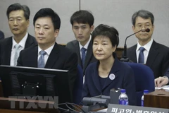 Cựu Tổng thống Hàn Quốc Park Geun-hye (phải, trước) tại Tòa án trung tâm quận Seoul ngày 23/5/2017. (Nguồn: EPA/TTXVN)