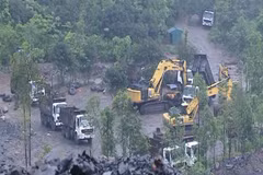 Nhiều phương tiện ngang nhiên khai thác than trái phép tại khu vực đường công vụ. (Nguồn: baoquangninh)