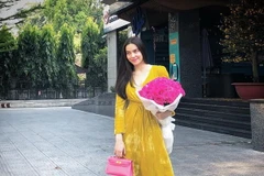 Xuống phố ngày xuân, Hồ Ngọc Hà giữ vững phong độ mặc đẹp cùng bộ đầm nhung khoét cổ sâu, phủ sắc vàng rạng rỡ. 