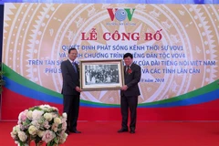 Ông Nguyễn Thế Kỷ, Ủy viên BCH Trung ương Đảng, Tổng Giám đốc Đài Tiếng nói Việt Nam tặng ảnh lưu niệm cho Phó Bí thư Tỉnh uỷ, Chủ tịch UBND tỉnh Tuyên Quang Phạm Minh Huấn. (Ảnh: Văn Tý/TTXVN)