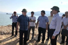 Bí thư Tỉnh ủy Bình Định Nguyễn Thanh Tùng yêu cầu UBND tỉnh điều chỉnh quy hoạch, xóa bỏ cảng xăng dầu trên đầm Thị Nại. (Ảnh: Nguyên Linh/TTXVN)