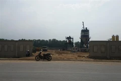 Ngay cạnh Nhà máy bê tông Nam Nguyên Bà Rịa tiếp tục “mọc” lên trạm trộn bê tông Vimeco (Công ty Cổ phần Vimeco) khiến người dân khu vực phường Phước Hòa và Tân Phước rất lo lắng. (Ảnh: Hoàng Nhị/TTXVN)