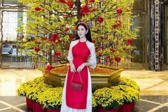 Mê đắm phong cách tiểu thư, Ngọc Loan chọn cho mình áo dài dáng lửng, phối cùng chân váy ren thay vì quần lụa ống rộng. 