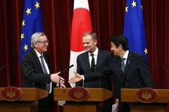 Thủ tướng Shinzo Abe (phải) và Chủ tịch Ủy ban châu Âu Jean-Claude Juncker trái) sau cuộc gặp thượng đỉnh Nhật Bản-EU. (Nguồn: AP) 