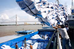 Bốc xếp gạo xuất khẩu tại cảng Sài Gòn. (Ảnh: Đình Huệ/TTXVN)