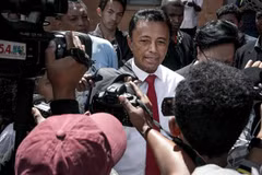 Ứng cử viên Marc Ravalomanana (giữa) trả lời phỏng vấn tại Antananarivo, ngày 19/12/2018. (Ảnh: AFP/TTXVN)