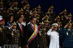 Ngày 4/8, một vụ nổ đã làm gián đoạn Lễ kỷ niệm 81 năm ngày thành lập Lực lượng Phòng vệ quốc gia Venezuela ở thủ đô Caracas. Vụ nổ xảy ra khi Tổng thống Venezuela Nicolas Maduro (giữa) đang phát biểu. (Ảnh: AFP/TTXVN)