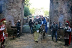 Cảnh tái hiện Đức mẹ Maria đến Hang đá Giáng sinh. (Ảnh: Ngự Bình/Vietnam+)