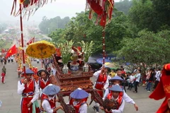 Nghi lễ rước kiệu về Đền Hùng trong ngày Giỗ Tổ là hoạt động truyền thống nhằm bảo tồn và duy trì những nét đẹp văn hóa từ lâu đời của dân tộc, thể hiện tinh thần uống nước nhớ nguồn, tri ân công đức tổ tiên, hướng về nguồn cội. (Ảnh: Thanh Tùng/TTXVN)