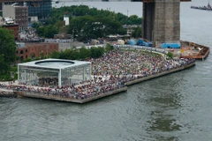 Người dân chờ đón màn trình diễn pháo hoa mừng Quốc khánh tại New York. (Nguồn: AFP/TTXVN) 
