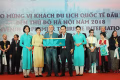 Vị khách quốc tế đầu tiên đến Hà Nội là ông Lebreton Didier, quốc tịch Pháp. (Ảnh: Vietnam Airlines cung cấp) 