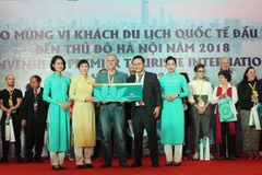 Vị khách quốc tế đầu tiên đến Hà Nội là ông Lebreton Didier, quốc tịch Pháp. (Ảnh: Vietnam Airlines cung cấp) 