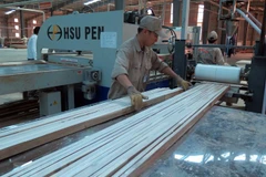 Hoạt động tại một nhà máy chế biến gỗ. (Nguồn: TTXVN)