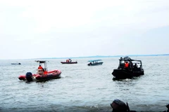 Lực lượng cứu hộ tìm kiếm nạn nhân trong vụ đắm tàu ở hồ Victoria tại Kampala, Uganda ngày 25/11/2018. (Ảnh: THX/TTXVN)