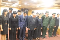 Cán bộ, nhân viên Đại sứ quán Việt Nam tại Israel viếng nguyên Thủ tướng Phan Văn Khải. (Ảnh: Nguyễn Việt Thắng/TTXVN)