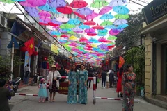 Đông đảo du khách tới tham quan không gian văn hóa làng nghề Vạn Phúc. (Ảnh: Đinh Thuận/TTXVN)